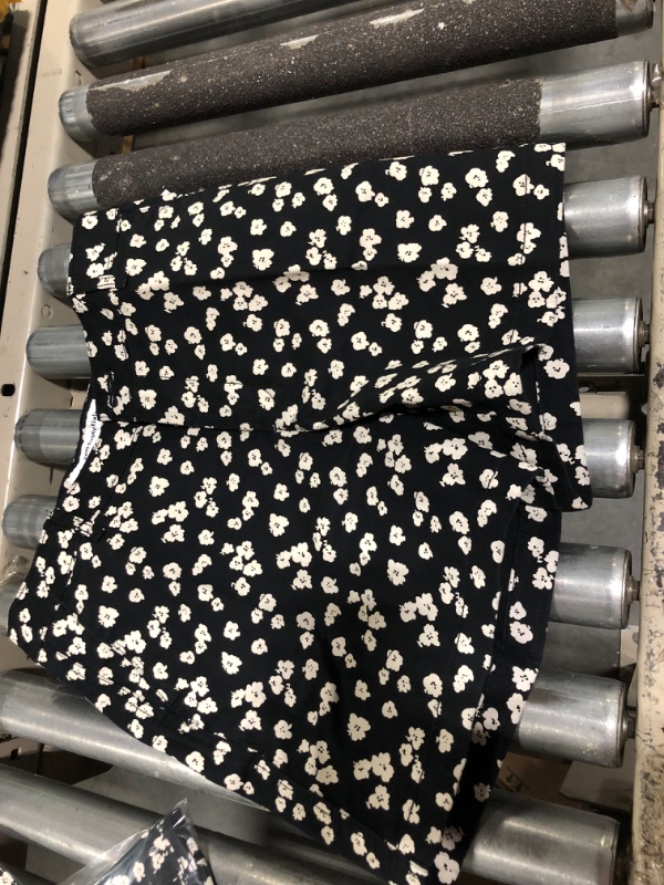 Photo 1 of Amazon Essentials Women's Mid-Rise Slim-Fit 5 Inch Inseam Khaki Short (Available in Straight and Curvy Fits) Straight Black White Floral 10
