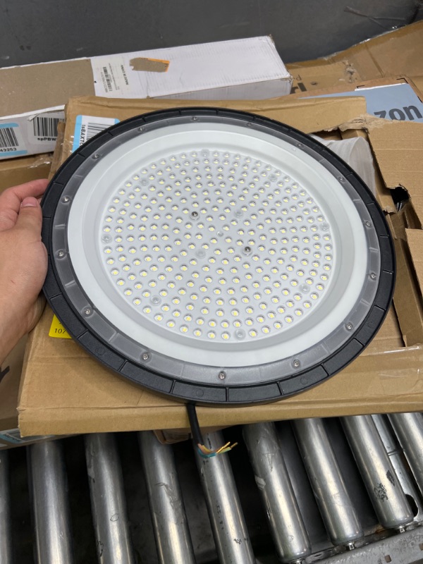 Photo 1 of 200W UFO LED High Bay Light,20000LM High Bay LED Lights, 6500K Daylight White Ultra Thin LED Warehouse Lighting,IP65 Waterproof UFO Commercial Bay Lighting for Garage Factory Workshop Gym 200W-1Pack