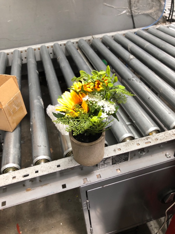 Photo 1 of ARTIBETTER Simulated Sunflower Pot Faux Potted Plants Artificial Mini Flower with Vase Fake Potted Plants Artificial Green Plants Vintage Decor Flower Arrangement Household Plastic Office

