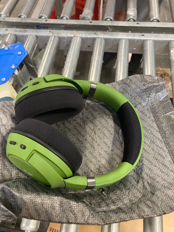 Photo 3 of Razer Kaira Pro Wireless Gaming Headset for Xbox X/S/One Halo Infinite Edition