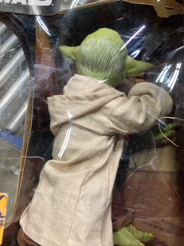 Photo 3 of *** NOT FUNCTIONAL*** *** FOR PARTS ONLY ** NO RETUNRS***

STAR WARS Legendary Jedi Master Yoda, Collector Box Edition