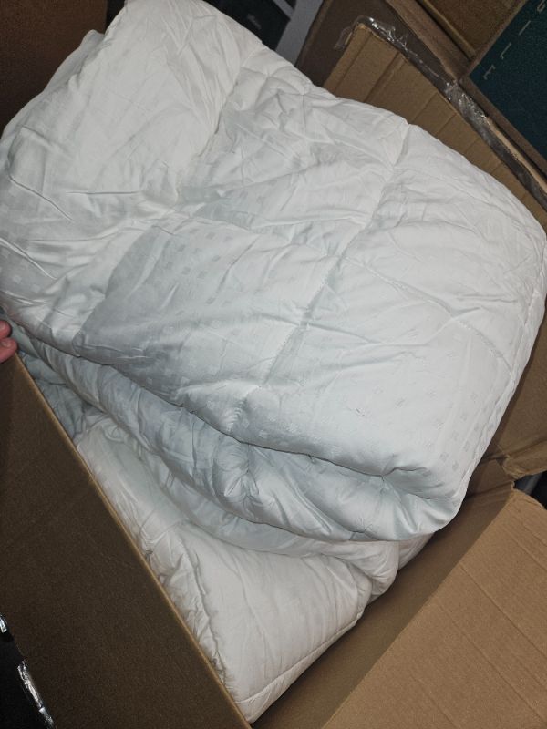 Photo 2 of **USED**EASELAND Queen Size Mattress Pad Pillow Top Mattress Cover Quilted Fitted Mattress Protector Cotton Top Stretches up 8-21" Deep Pocket Cooling Mattress Topper (60x80 inch, White)
