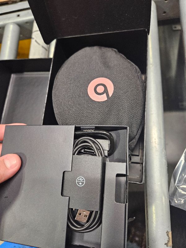 Photo 3 of *** NOT FUNCTIONAL**** SELLING AS PARTS***
Beats Solo3 Wireless On-Ear Headphones - Apple W1 Headphone Chip, Class 1 Bluetooth, 40 Hours of Listening Time - Rose Gold (Previous Model)
