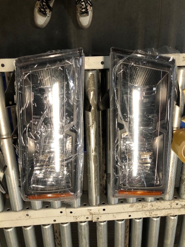 Photo 1 of (READ FULL POST) Headlight Assembly For Chevrolet Avalanche 1500/2500 2002-2006 Black Housing Amber Reflector Clear lens Driver and Passenger Side Headlamp(with Body Cladding Model only)
