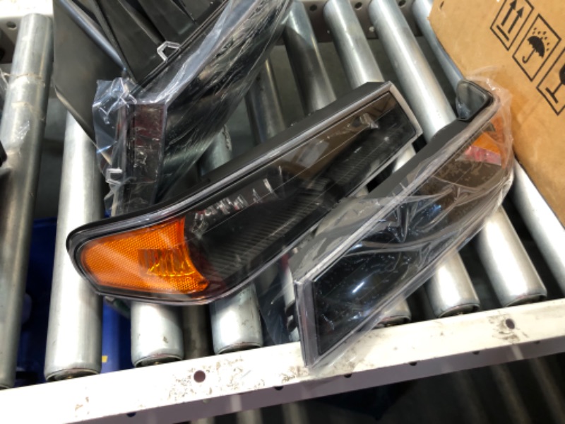 Photo 1 of ***DAMAGED - CLIPS BENT AND BROKEN - SEE PICTURES***
Headlight Assembly For Chevrolet Avalanche 1500/2500 2002-2006 Black Housing Amber Reflector Clear lens Driver and Passenger Side Headlamp(with Body Cladding Model only) Black Housing Amber Reflector Cl