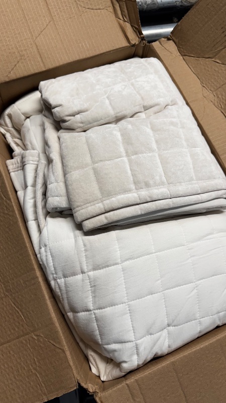 Photo 3 of RECYCO Luxury Velvet Quilt Set King Size, Lightweight Velvet Comforter Set, Oversized Bedspread Coverlet Quilted Bedding Set, with 2 Matching Pillow Shams, for All Season, Cream White KING/CAL.KING (92"x108") Cream White