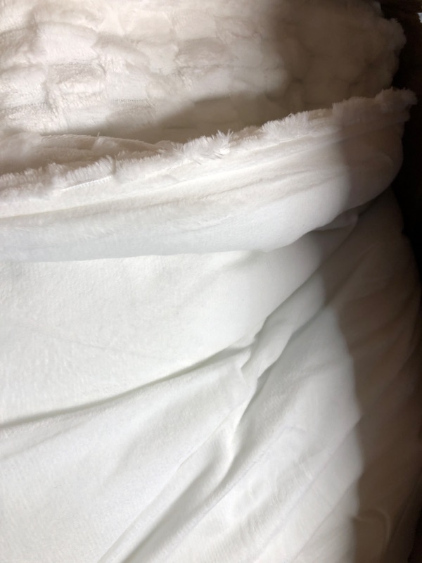 Photo 2 of BEDELITE Fluffy King Size Comforter - White Fleece Soft Comforter for King Size Bed, Luxury Warm Bedding Set for Winter, Fuzzy  WHITE/IVORY COMFORTER ONLY