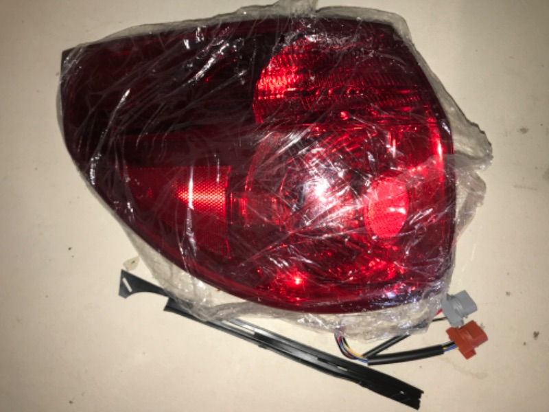 Photo 2 of 2006 2007 2008 2009 2010Toyota Sienna Outer Tail Light Assembly Left Driver Side Taillights Brake Lamps Halogen Red 81560AE020 TO2804102 (Left Driver Side Tail Light)