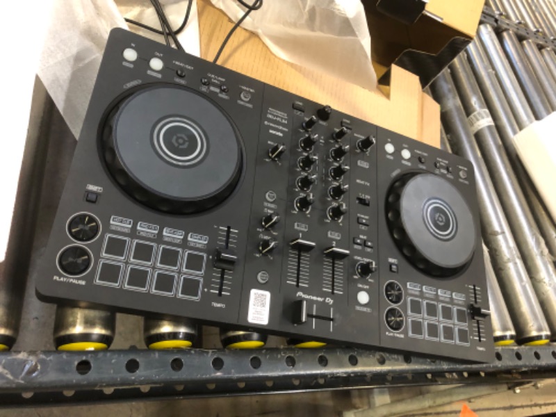Photo 2 of Pioneer DJ DDJ-FLX4 2-deck Rekordbox and Serato DJ Controller - Graphite
