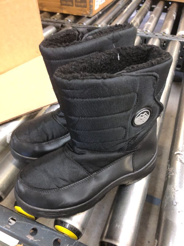 Photo 1 of BLACK SNOW BOOTS
BOYS 5