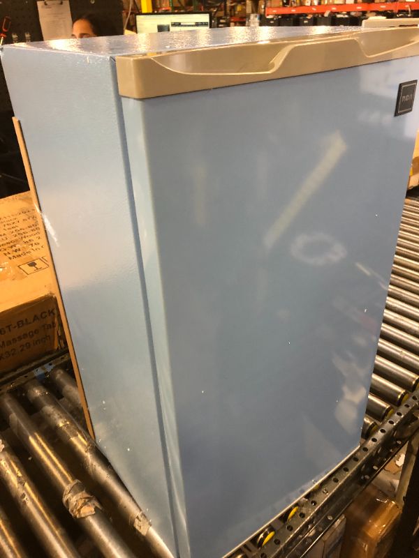 Photo 2 of RCA RFR321-FR320/8 IGLOO Mini Refrigerator
