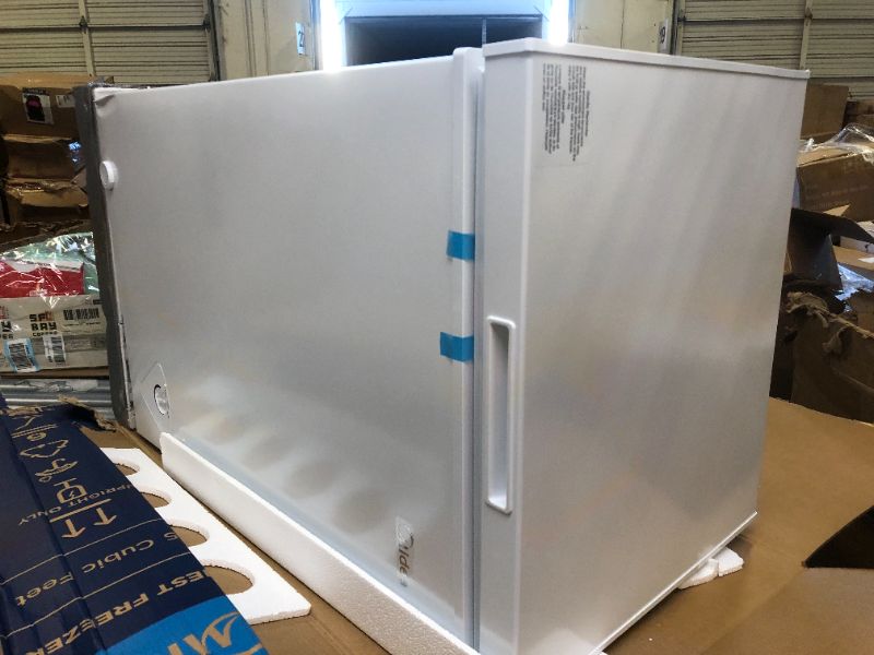 Photo 2 of 21.5 in. 3.5 Cu. Ft. Manual Defrost Chest Freezer in White Garage Ready
