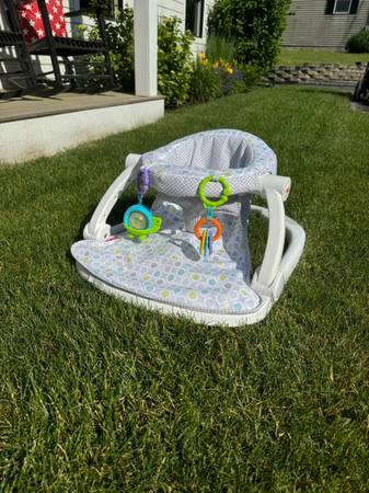 Photo 3 of Fisher-Price Portable Baby Chair Sit-Me-Up Floor Seat