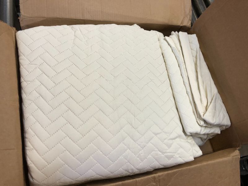 Photo 2 of Maple&Stone Quilt Set Oversized King Size, 128"x120" Lightweight Cream White Bedspread Ultrasonic Chevron Pattern Light Coverlet for All Season Comforter Bedding Decor - 3 Piece Bed Cover Sets Chevron Cream White Oversized King(128" x 120")