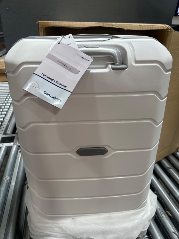 Photo 2 of ****ONLY LARGE ONE , MISSING CARRY ON *******Samsonite Freeform 2 Piece Set 21 and 28 inch Expandable Spinners White-