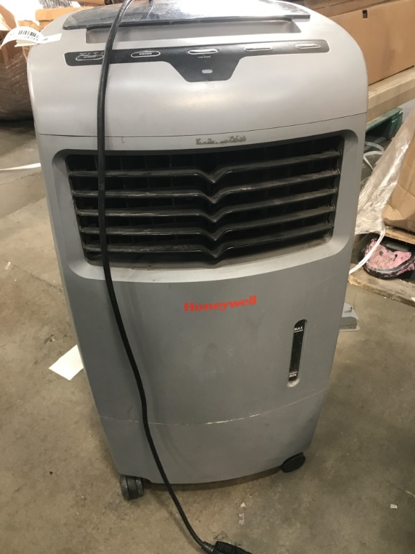 Photo 3 of [READ NOTES]
Honeywell 500 CFM Indoor or Outdoor Portable Evaporative Cooler, Fan, and Humidifier for Living Room, Patio, Garage, Deck, and Bedroom, 115V, Swamp Cooler for Rooms up to 300 Sq. Ft. with Remote, Gray
