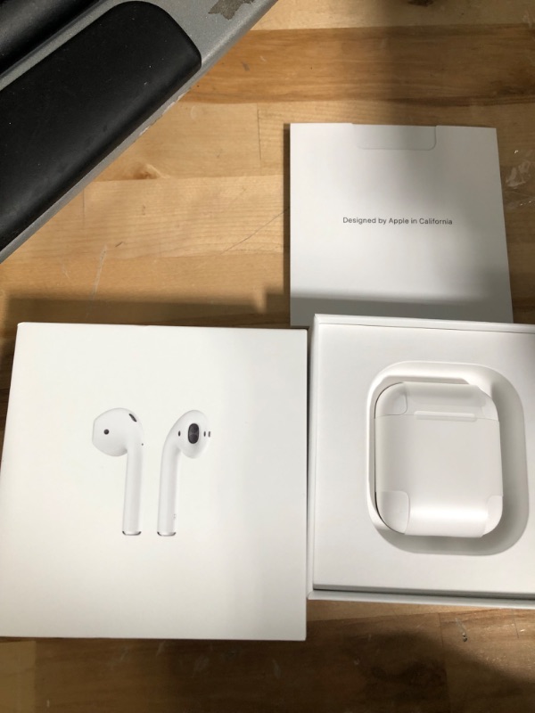 Photo 2 of Apple AirPods with Charging Case 