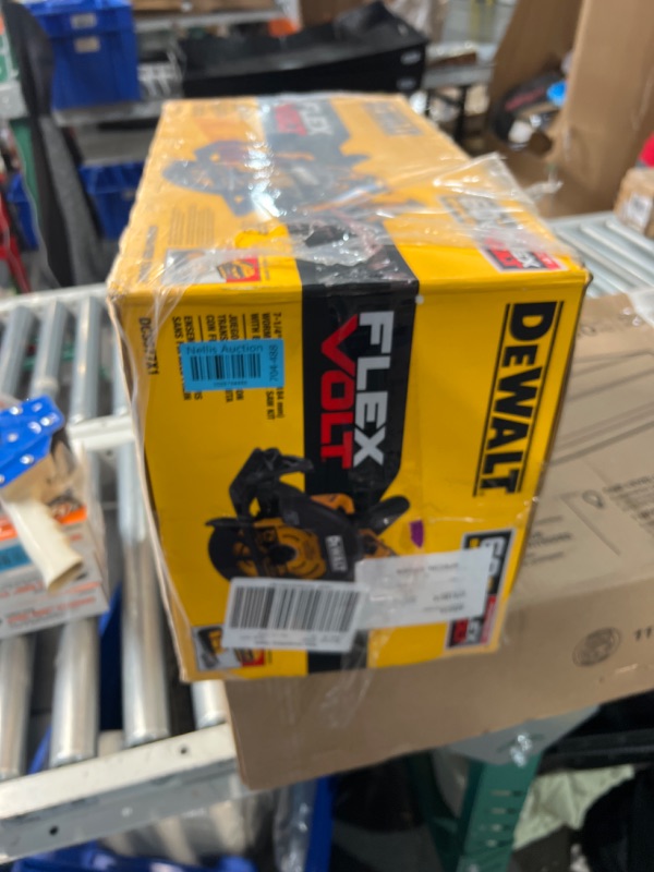 Photo 3 of ***FACTORY SEALED***
FLEXVOLT 60V MAX 7-1/4 in. Cordless Worm Drive Style Saw with 9.0Ah Battery Kit