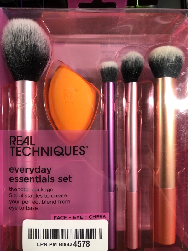 Photo 2 of ***FACTORY SEALED***Real Techniques 5 Piece Everyday Essentials Makeup Brush Set, Includes 4 Brushes & Makeup Sponge, For Foundation, Blush, Bronzer, Contour, Eyeshadow, & Powder, Travel Gift Set, Cruelty-Free & Vegan Everyday Essentials Set, 5 PC