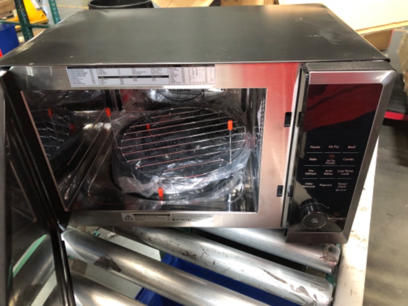 Photo 7 of ***USED - DAMAGED - UNTESTED - SEE COMMENTS***
TOSHIBA Air Fryer Combo 8-in-1 Countertop Microwave Oven, Convection, Broil, Odor removal, Mute Function, 12.4" Position Memory Turntable with 1.0 Cu.ft, Black stainless steel, ML2-EC10SA(BS)