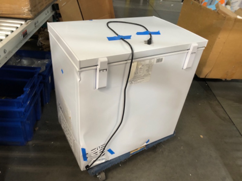 Photo 4 of ***NONREFUNDABLE - THIS SALE FINAL - FOR PARTS ONLY - SEE COMMENTS***
West Bend WB0700CFMW Chest Freezer with Adjustable Temperature Control, Free-Standing with Single Flip-Up Lid, Manual Defrost with Drain Perfect for Homes, Garages, Basements, 7-Cu.Ft, 