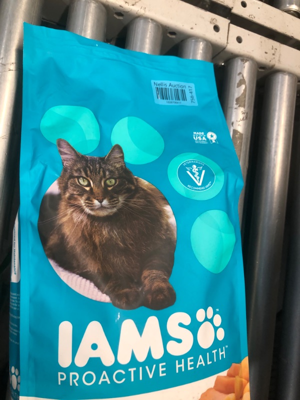 Photo 3 of ***EXP: 2/8/25** NON REFUNDABLE*** IAMS PROACTIVE HEALTH Adult Indoor Weight Control & Hairball Care Dry Cat Food with Chicken & Turkey Cat Kibble, 7 lb. Bag Chicken & Turkey 7 Pound (Pack of 1)