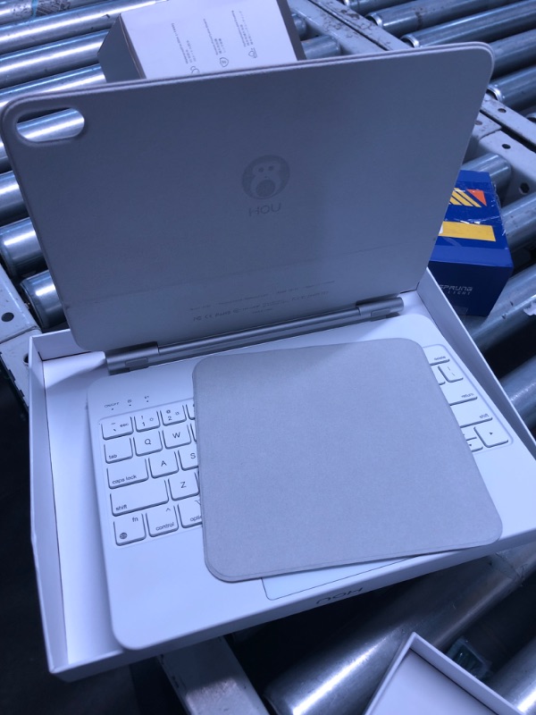 Photo 2 of (READ FULL POST) QUARK Magic Floating Keyboard Case iPad Pro 11-inch (4th,3rd, 2nd,1st Gen), iPad Air 11-inch (M2) 2024 and 10.9”iPad Air (4/5 Generation) with Multi-Touch Trackpad/Backlit Keys, WHITE 
