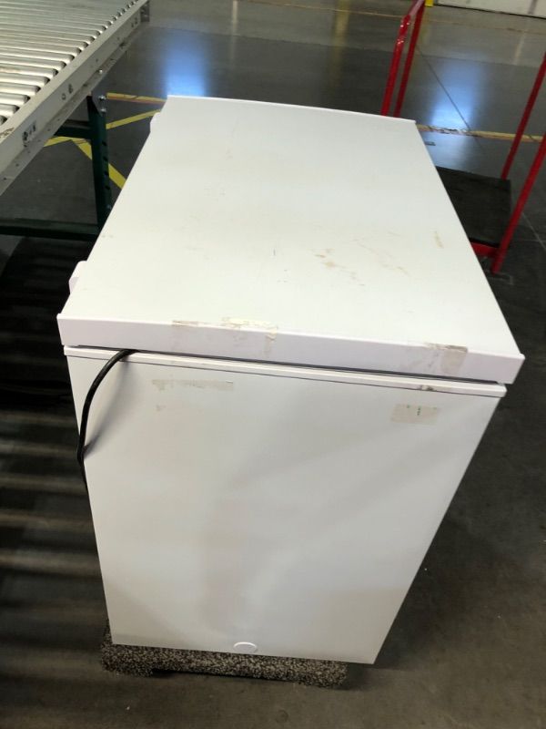 Photo 4 of ***USED - DAMAGED - NO PACKAGING - SEE COMMENTS***
Hamilton Beach HBFRF700-WHITE-COM, Chest Deep Freezer, 7 Cu. Ft. Capacity, Adjustable Thermostat-Removable Vinyl Coated Wire Basket-Easy Defrost Drain, White