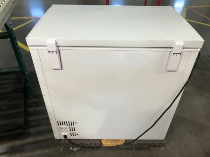 Photo 3 of ***USED - DAMAGED - NO PACKAGING - SEE COMMENTS***
Hamilton Beach HBFRF700-WHITE-COM, Chest Deep Freezer, 7 Cu. Ft. Capacity, Adjustable Thermostat-Removable Vinyl Coated Wire Basket-Easy Defrost Drain, White