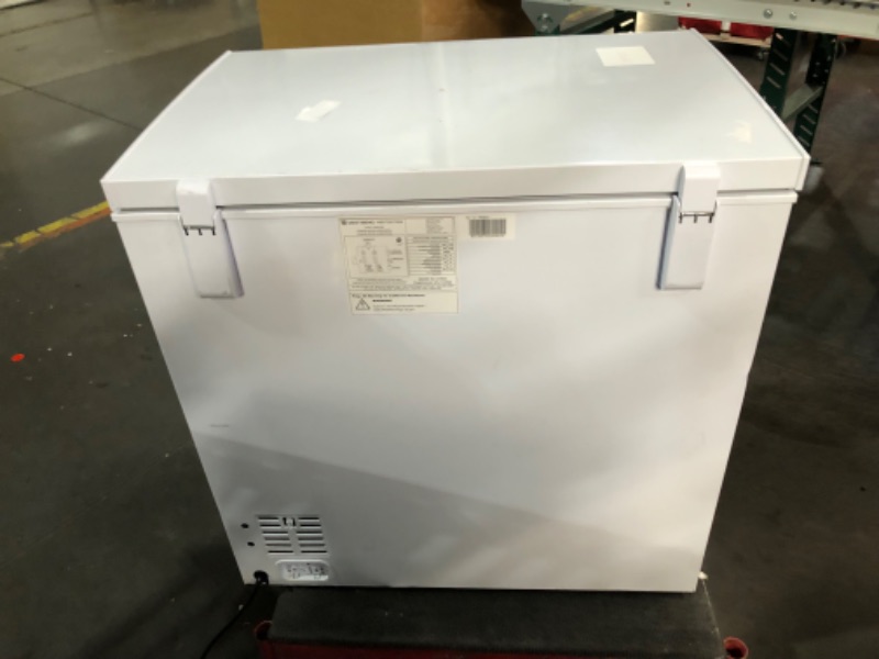 Photo 6 of ***TRUCK/TRAILER PICKUP ONLY***
West Bend WB0700CFMW Chest Freezer with Adjustable Temperature Control, Free-Standing with Single Flip-Up Lid, Manual Defrost with Drain Perfect for Homes, Garages, Basements, 7-Cu.Ft, White