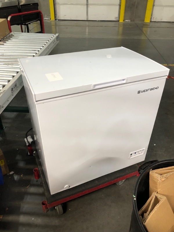 Photo 2 of ***TRUCK/TRAILER PICKUP ONLYITEM TESTED FOR POWER, UNABLE TO TEST FURTHER******
West Bend WB0700CFMW Chest Freezer with Adjustable Temperature Control, Free-Standing with Single Flip-Up Lid, Manual Defrost with Drain Perfect for Homes, Garages, Basements,