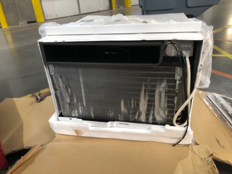 Photo 7 of ***USED - DAMAGED - SEE COMMENTS***
LG 18 000 BTU Window Air Conditioner Cools 1 000 Sq Ft Electronic Control with Remote LW1824RD