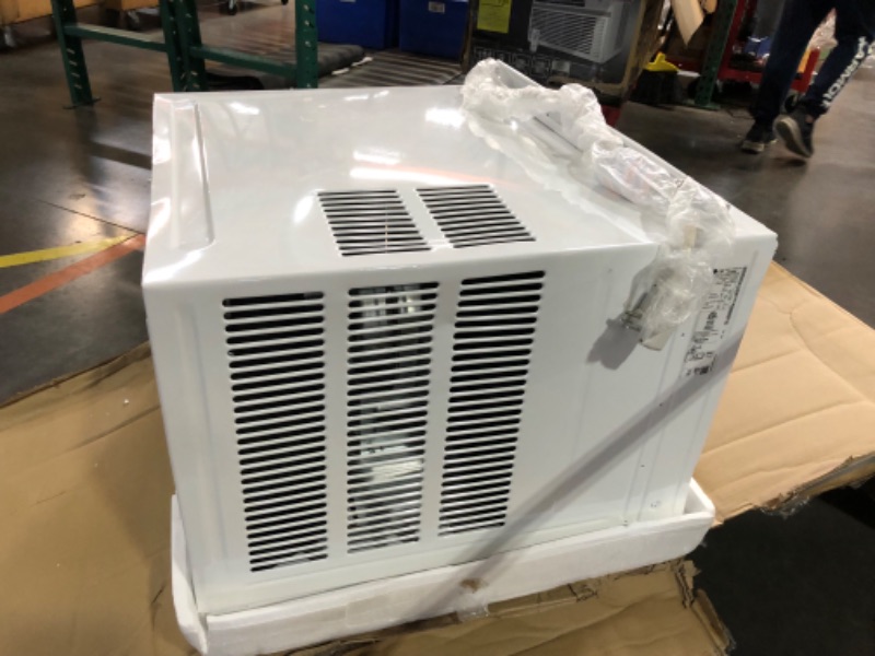 Photo 4 of ***USED - DAMAGED - SEE COMMENTS***
LG 18 000 BTU Window Air Conditioner Cools 1 000 Sq Ft Electronic Control with Remote LW1824RD