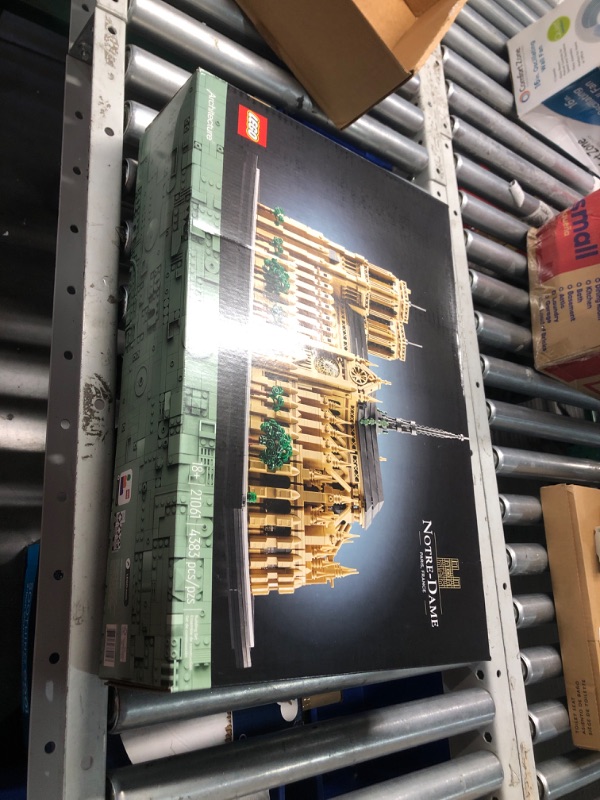 Photo 2 of **factory sealed**Architecture Notre-Dame de Paris Replica Build and Display Set 21061