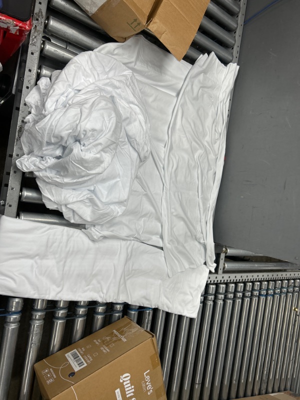 Photo 1 of All white best sheet, 2 pillow cases, and a comforter