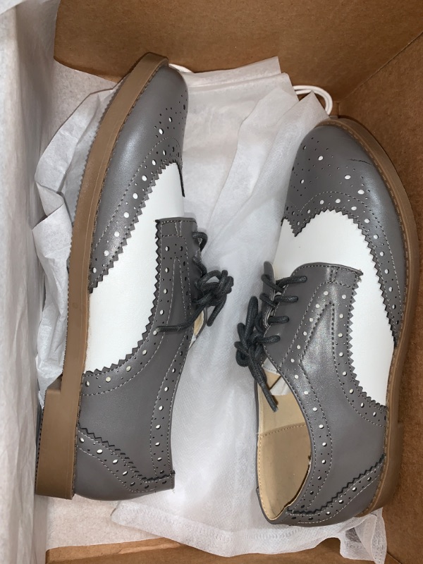 Photo 1 of ***(MAJOR DAMAGE/ SEE NOTES) ***
WHITE AND GREY PROM SHOE 7 1/2 