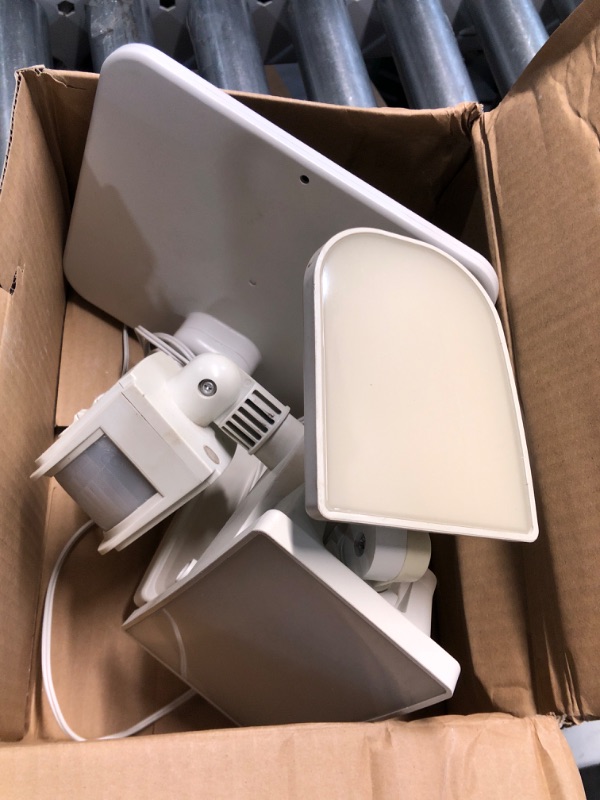 Photo 2 of ***USED - LIKELY MISSING PARTS - UNABLE TO VERIFY FUNCTIONALITY***
Defiant 180° White Motion Sensor Solar Outdoor Exterior 3-Head Dusk-to-Dawn LED Security Flood Light 2100 Lumens