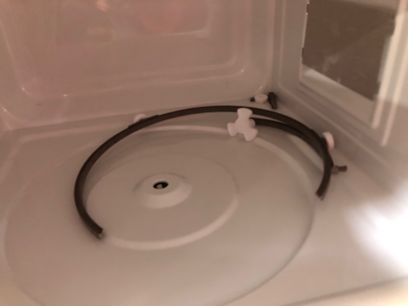 Photo 1 of ***USED - DAMAGED - SEE COMMENTS***
RCA RMW1132-RED 1.1 cu. ft. 1000W Microwave, Red