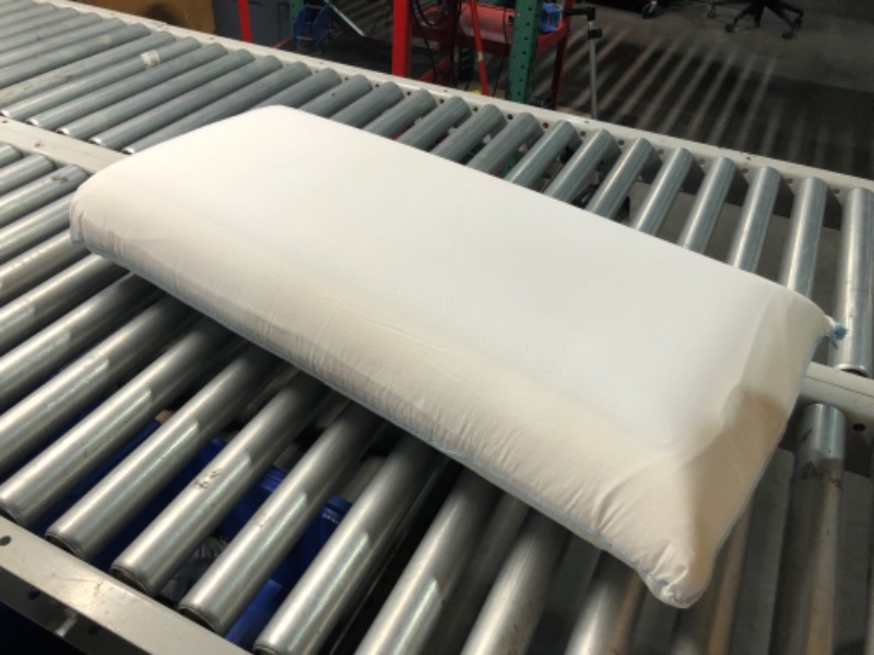 Photo 2 of ***USED - DIRTY***
Tempur-Pedic - 15440325P TEMPUR-Cloud Breeze Dual Cooling Pillow, King,White