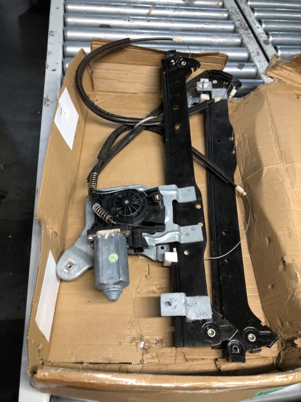 Photo 3 of ***HEAVILY USED AND DIRTY - SEE PICTURES - UNABLE TO VERIFY FUNCTIONALITY***
Ameetaa 741-579 Rear Passenger Power Window Regulator Compatible for 2001-2006 GMC Sierra 2500 HD 3500 & Chevrolet Suburban Silverado 1500 Cadillac Escalade Right