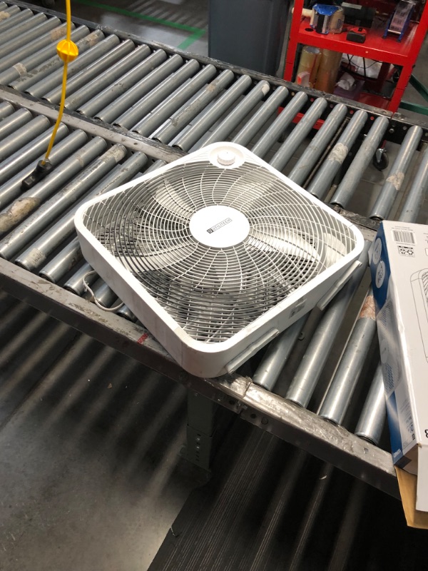 Photo 2 of ***NON REFUNDABLE*** ***PARTS ONLY***Utilitech 20-in 120-Volt 3-Speed High Velocity Indoor White Box Fan
