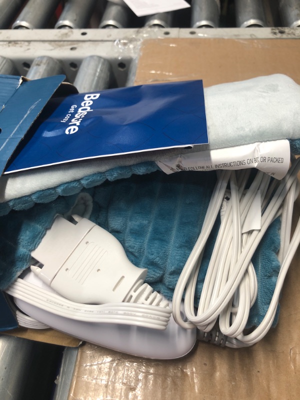 Photo 3 of ***USED - LIKELY MISSING PARTS - UNABLE TO VERIFY FUNCTIONALITY***
Bedsure Back Heating Pad for Neck and Shoulders, Weighted Massaging Heated Pad with Vibration, Electric Heat Pad with 3 Heating Levels & 3 Massage Modes, Gifts for Women Men Mom, 5lbs 12" 