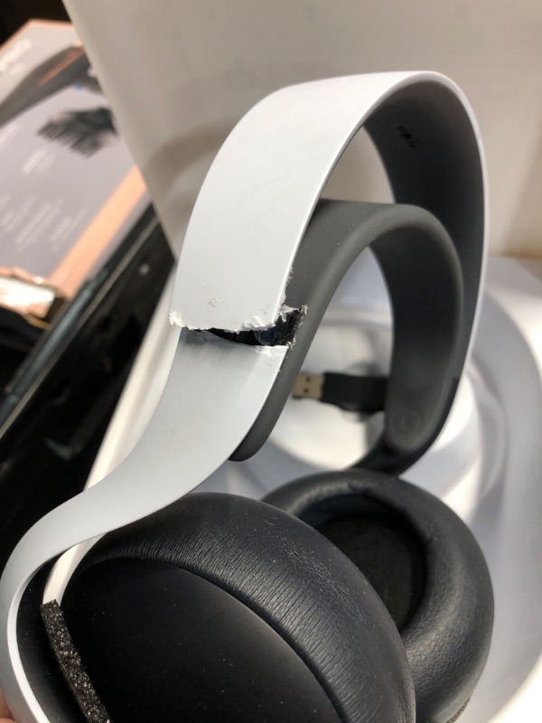 Photo 3 of **MINOR DAMAGE HEADSET BAND SNAPPED**
PlayStation PULSE Elite Wireless Headset