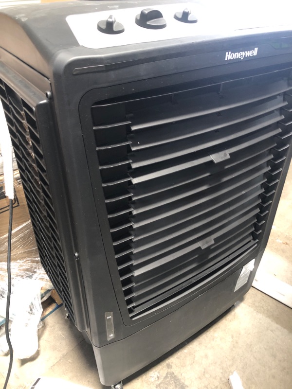 Photo 3 of * UNIT MAKES NOISE WHEN ON* Honeywell 2100 CFM Outdoor Portable Evaporative Cooler & Fan for Patio Area, Deck, Backyard, Garage, Cools up to 850 Sq. Ft. with 3 Speeds and 36 Ft. Air Throw for Large Outdoor Spaces, Black
