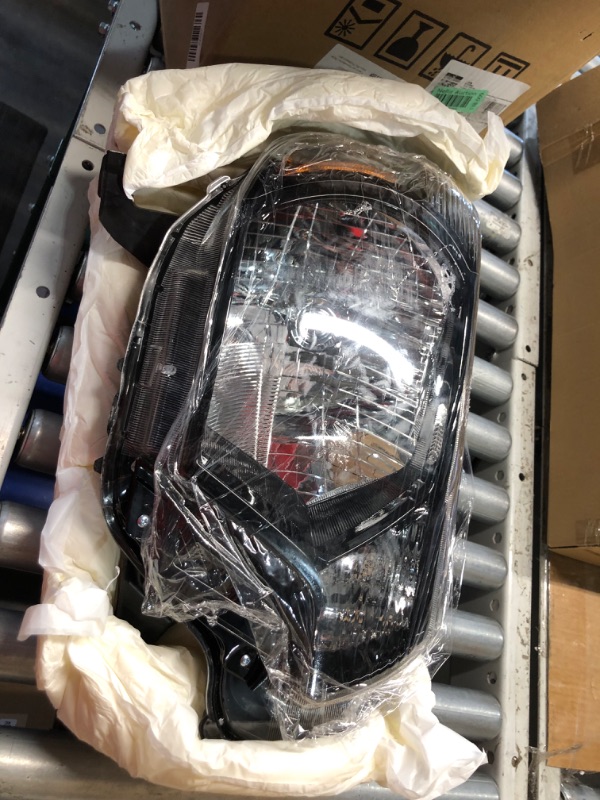 Photo 4 of ***USED - PASSENGER HEADLIGHT ONLY - UNABLE TO VERIFY FUNCTIONALITY***
Headlight Assembly For Toyota Tacoma 2012-2015 Black Housing Amber Reflector Clear Lens Driver and Passenger Side Headlamp