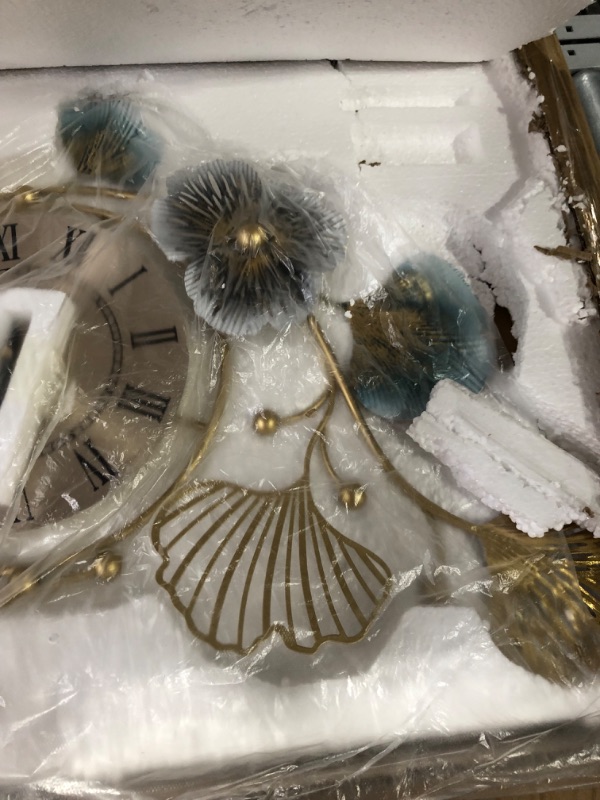 Photo 1 of ***PARTS ONLY******NON REFUNDABLE***
Large Wall Clock with Ginkgo Leaf, 37 Inch, Metal, Quartz Movement, Silent, Unisex B