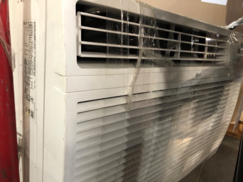 Photo 3 of ***NO FOAM / REMOTE***
LG 24,500 BTU 230/208V Window Air Conditioner Cools 1550 Sq. Ft. with Wi-Fi, Remote and in White