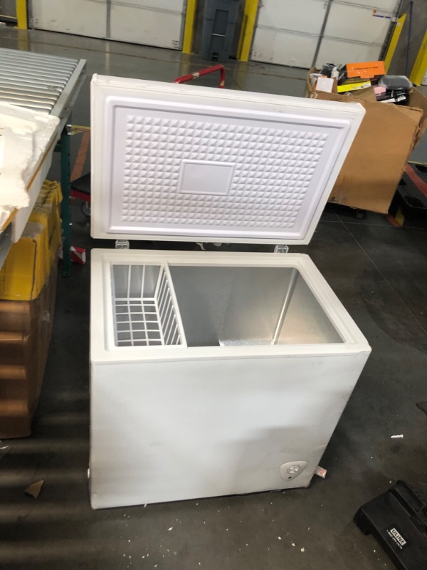 Photo 9 of ***USED - DAMAGED - UNTESTED - SEE COMMENTS***
Chest Freezer 9.0 cu.ft Compact Freezer Top Door, White Deep Freezer Low Noise Manual defrost 7-grade Temperature Control with Removable Basket, Applicable to Kitchen Office Dorm