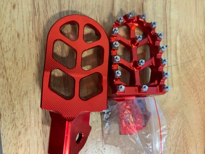 Photo 2 of Dirt Bike Foot Pegs Motorcycle Footpegs Foot Pedals Rests CNC for CRF250F 19-24 XR150L 15-24 CRF150F CRF230F 03-19 Hawk 250 Dirt Pit Bike Red