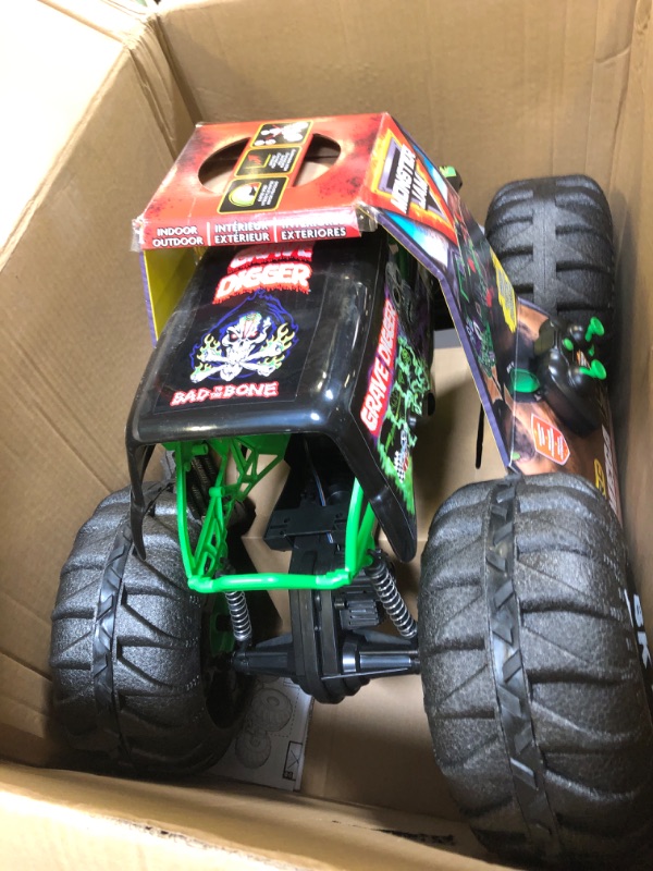 Photo 2 of 1 WHEEL IS BROKEN OFF Monster Jam, Official Mega Grave Digger All-Terrain Remote Control Monster Truck, Over 2 Ft. Tall, 1:6 Scale, Kids Toys for Boys and Girls Ages 4-6+ Mega Grave Digger (V2)